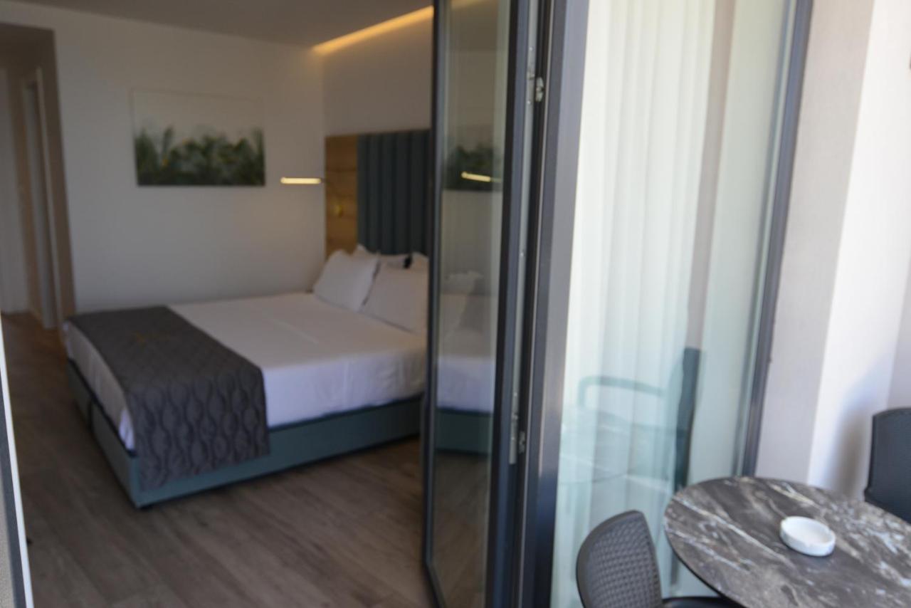 Ebbi Hotel Dhërmi Esterno foto
